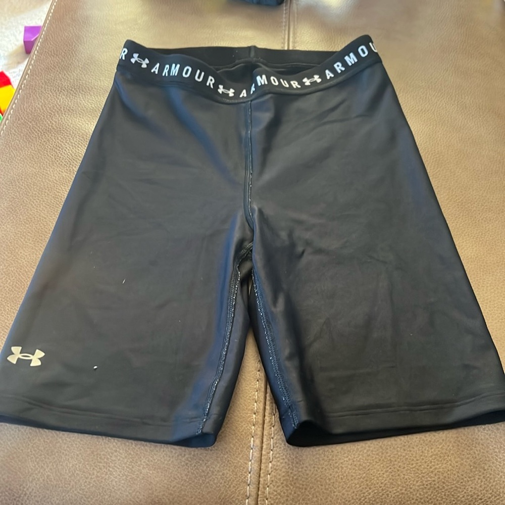 Under Armour long compression short sz S
